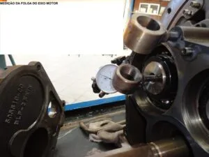 Medição de folga fuso motor — manutenção de compressor Bitzer CSH