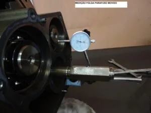 Medição de folga do fuso movido — manutenção de compressor Bitzer CSH